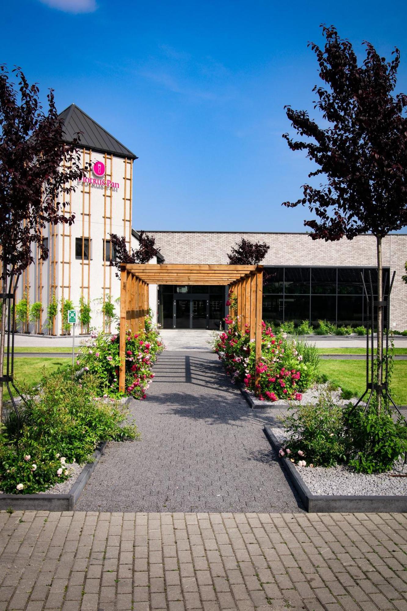Piotrus Pan Hotel Brzesko Exterior photo
